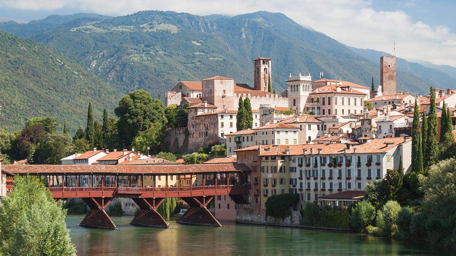 Le célèbre pont de Bassano del Grappa avec la ville en arrière-plan