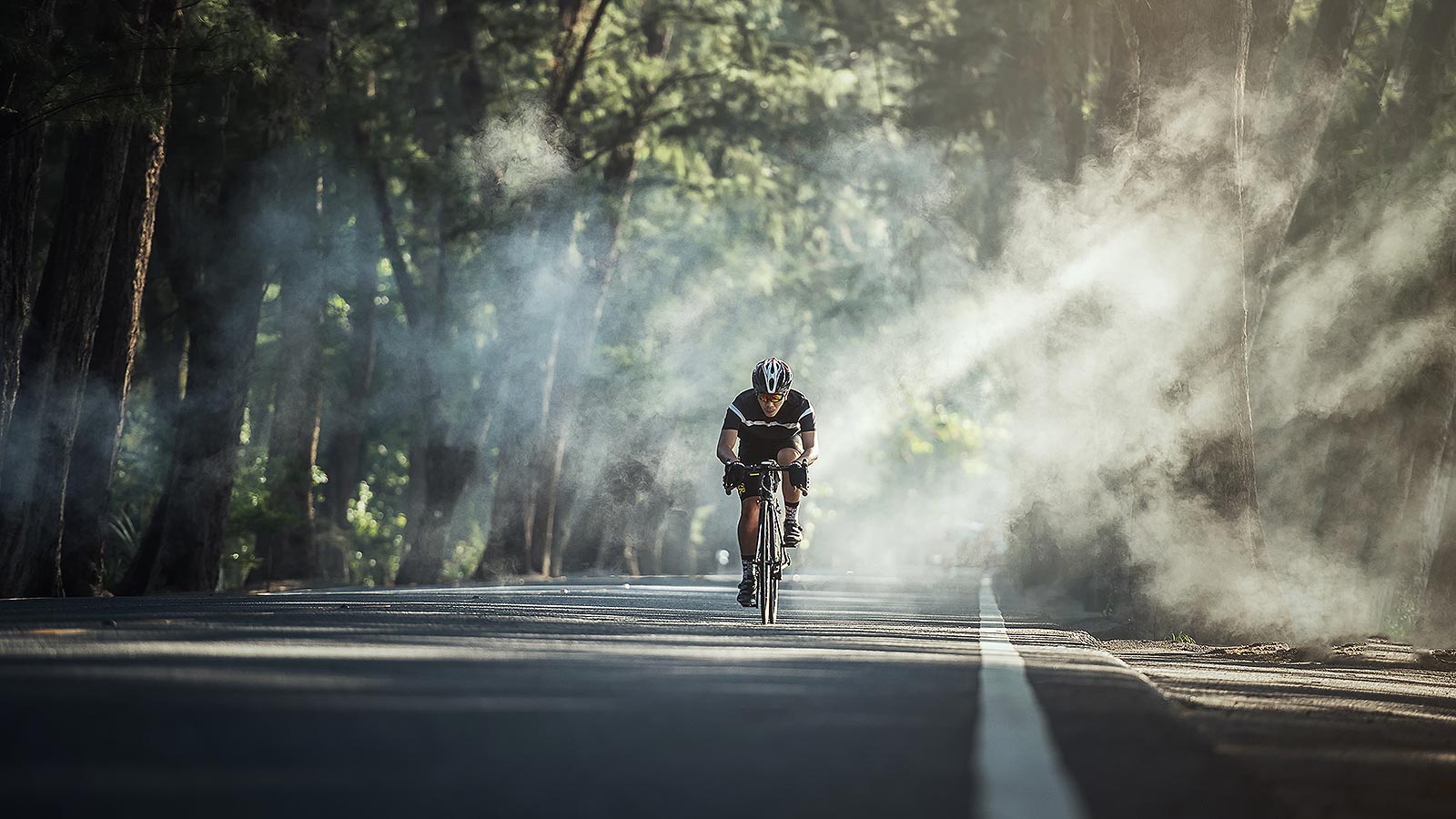 Un ciclista pedala lungo una strada nei dintorni di Villa Cipriani ad Asolo