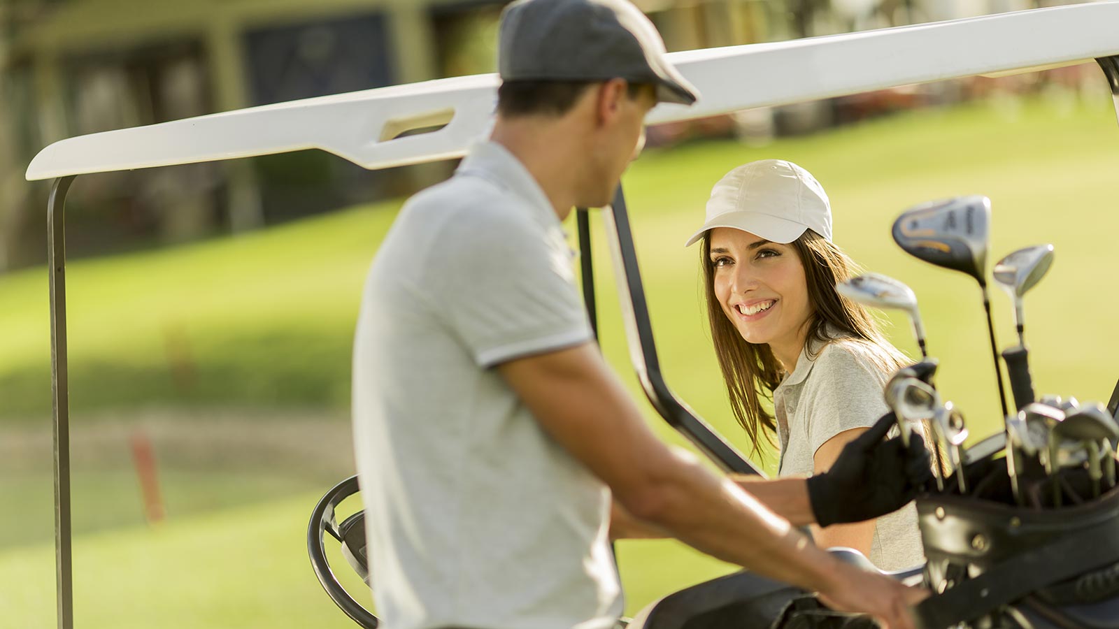 Due ragazzi vanno a giocare a golf