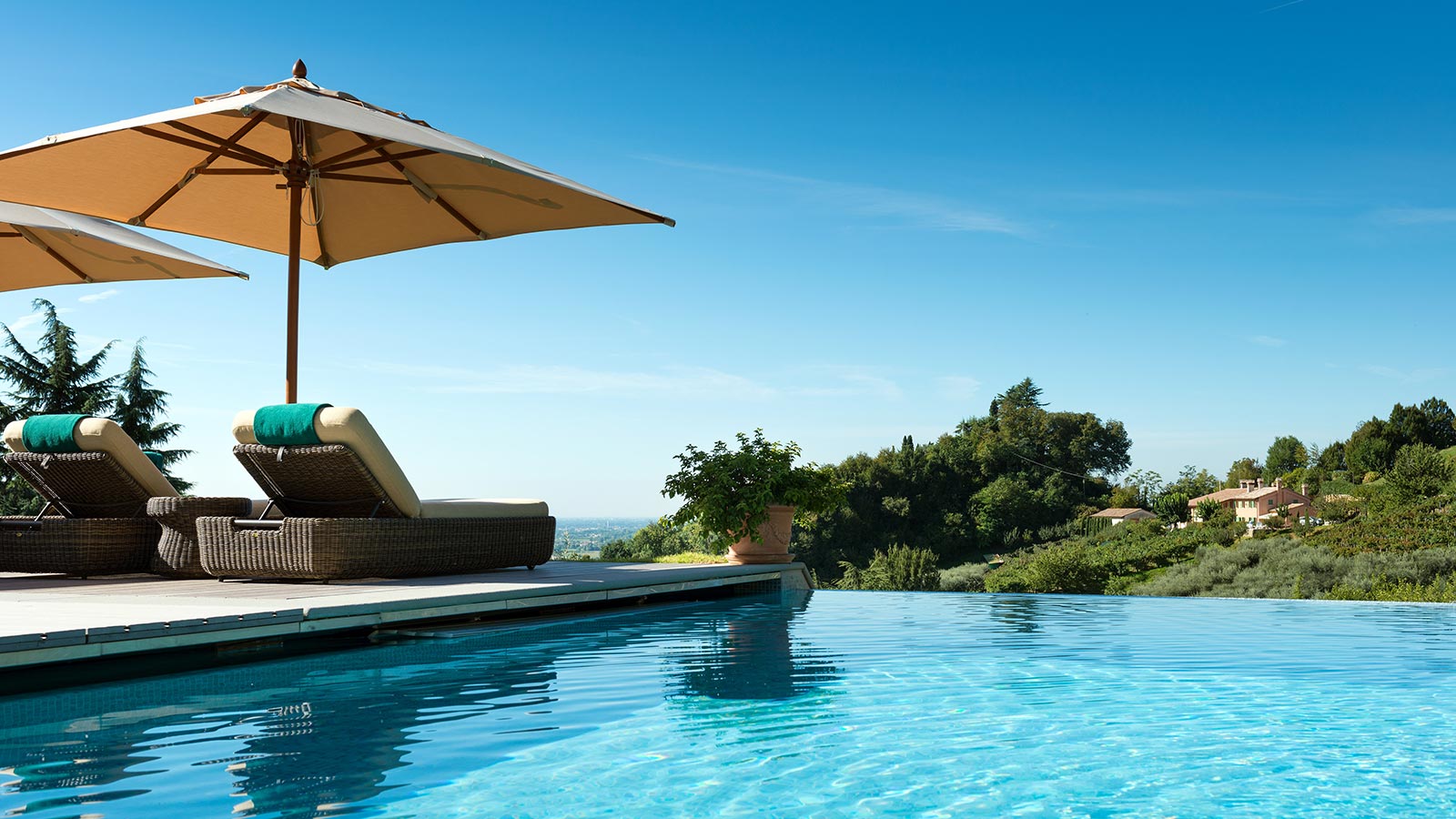 Dettaglio della piscina e di uno sdraio presso l'Hotel Villa Cipriani
