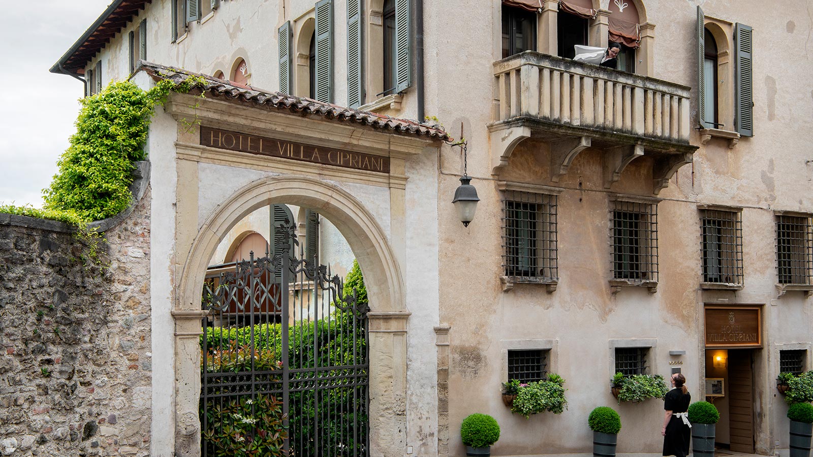 One of the entrances of the Hotel Villa Cipriani