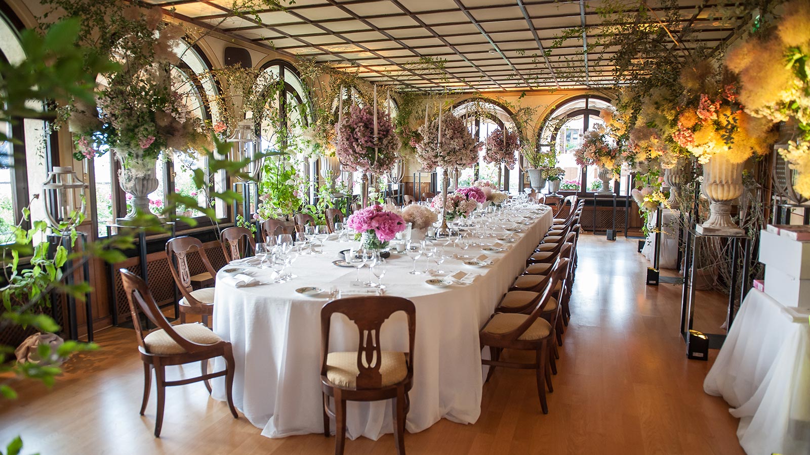 La salle décorée de fleurs de lilas à la Villa pour les mariages en Vénétie