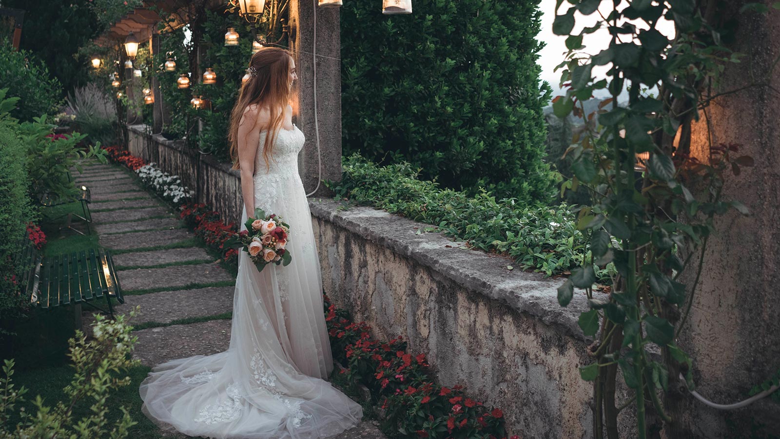 Une mariée s'arrête pour regarder la vue autour de la Villa Cipriani