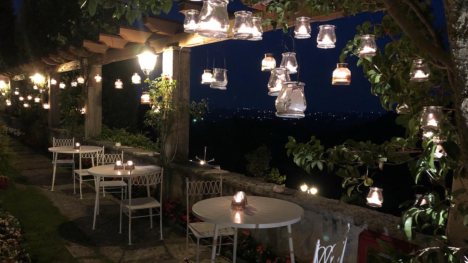 Détail de la terrasse décorée de lanternes à la Villa Cipriani à Asolo