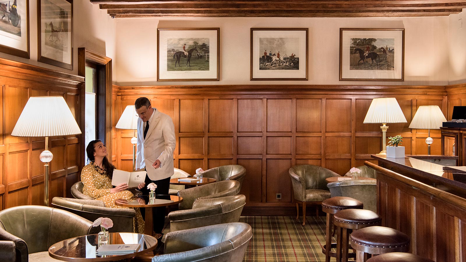Un serveur prend les commandes au bar américain de l'hôtel Villa Cipriani à Asolo