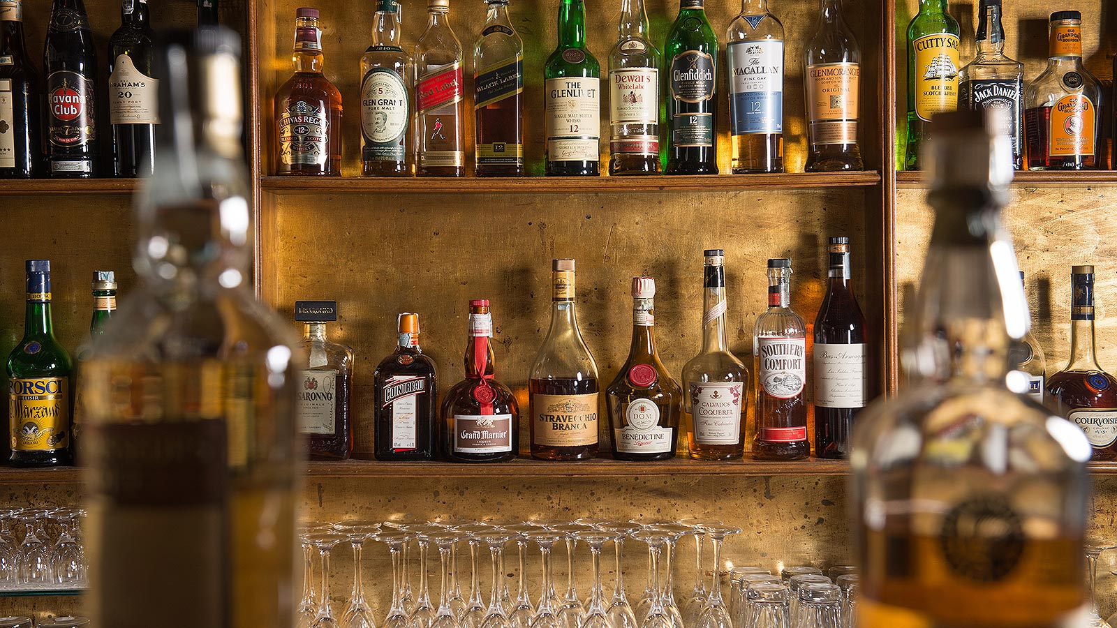 Détail de quelques bouteilles de liqueurs au bar américain de l'hôtel Villa Cipriani