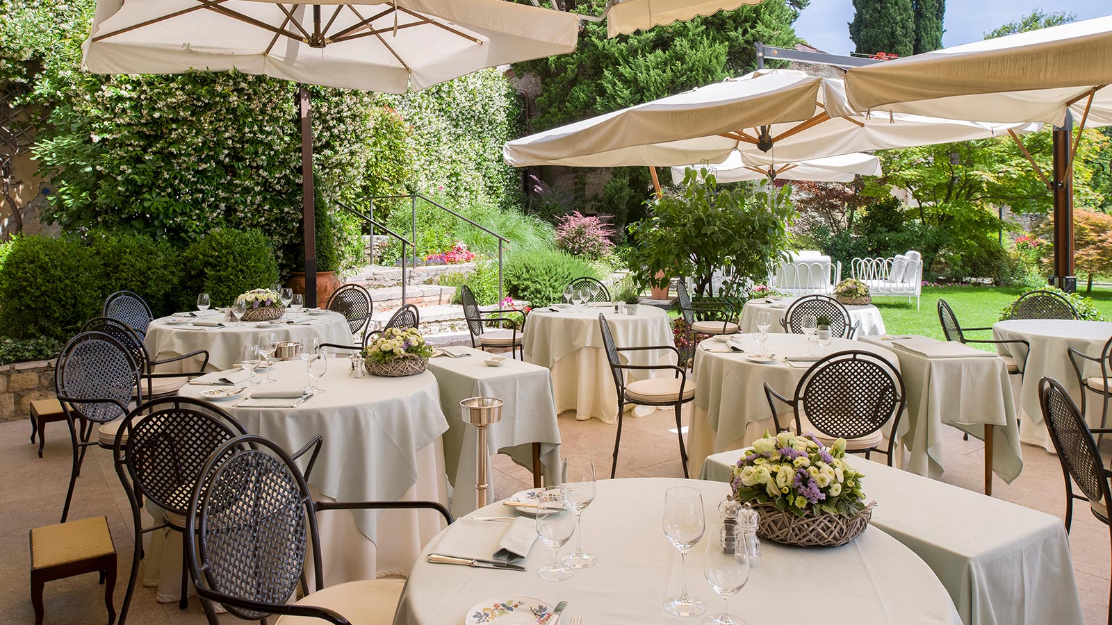 Dettaglio di alcuni tavoli nel giardino del Ristorante ad Asolo