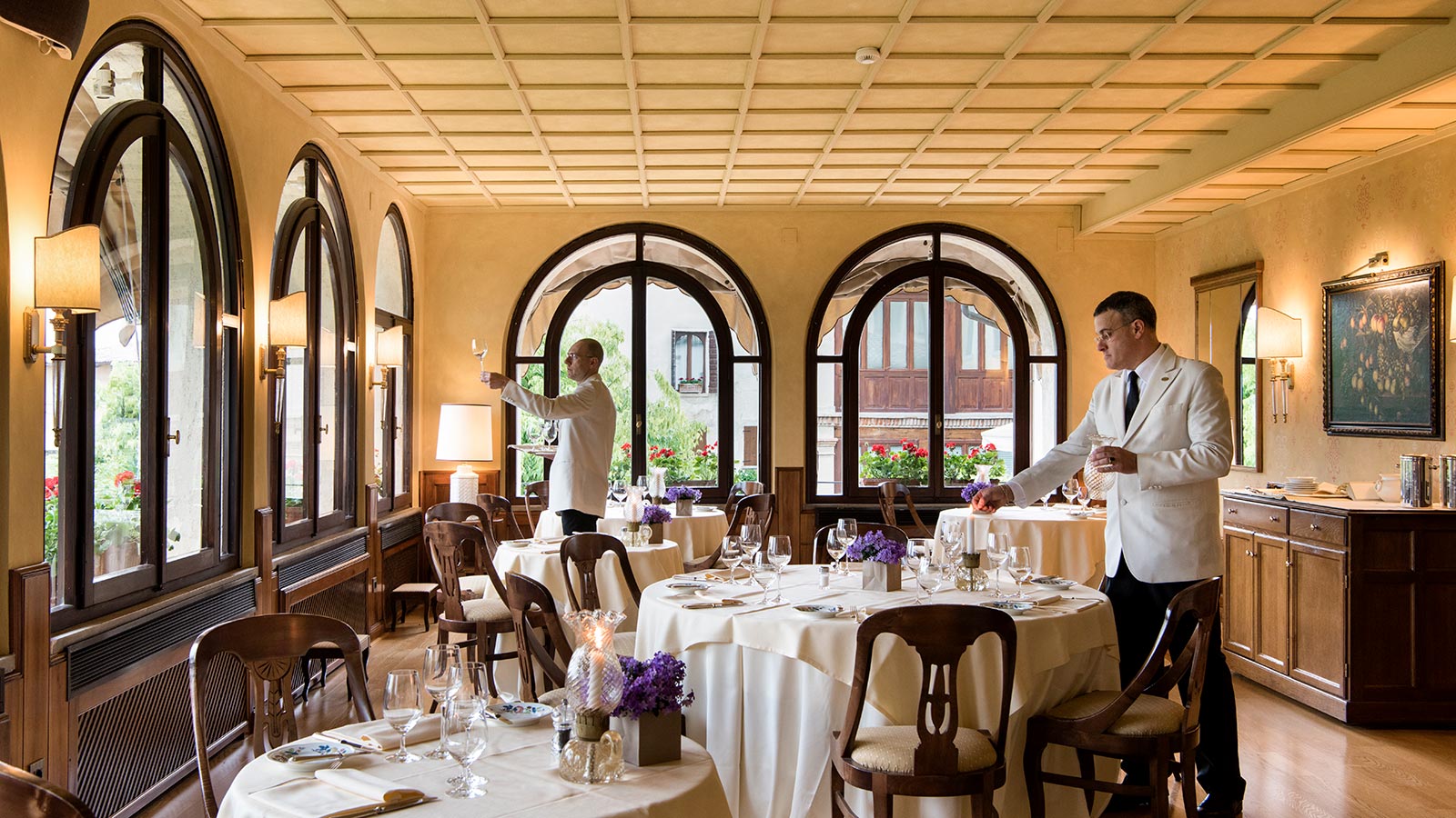 Due camerieri completano la mise en place presso il Ristorante Villa Cipriani ad Asolo